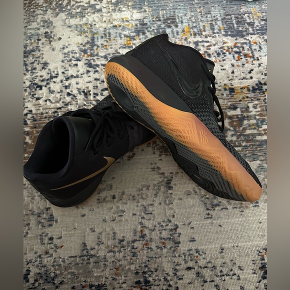 Kyrie Nike Zoom - Picture 3 of 3